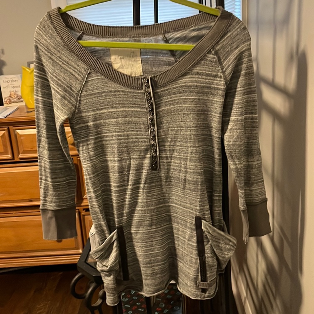 Free people 3/4 sleeve grey shirt—size xs